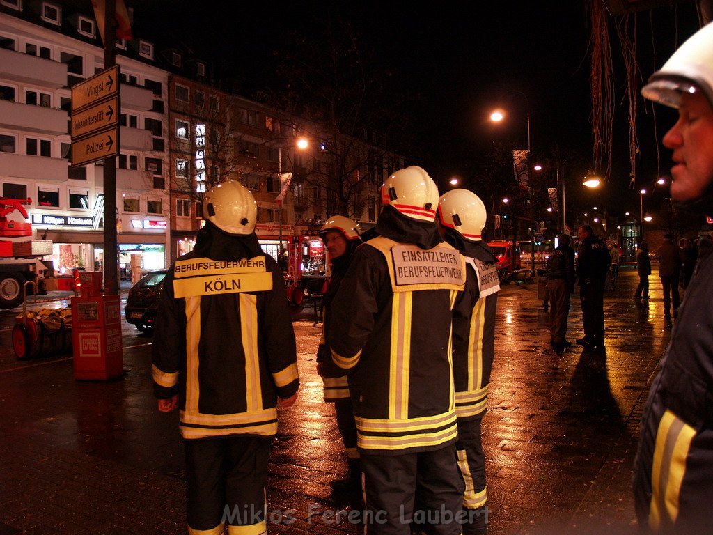 Sturm 3 Geruest droht auf die Strasse zu stuerzen Koeln Kalk Kalker Hauptstr   P108.JPG